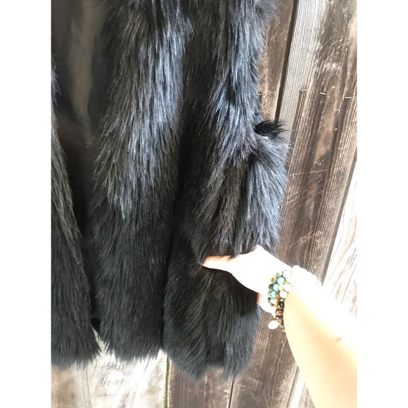 ✨Steal Her Style✨ TopShop Black Faux Fur Vest, size 6 - Picture 8 of 16